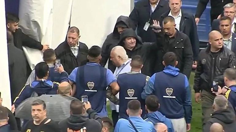 El presidente Javier Milei recibió el rechazo de los hichas de Boca cuando de acercó al club a votar. Foto: Google. El presidente Javier Milei recibió el rechazo de los hichas de Boca cuando de acercó al club a votar. Foto: Google.