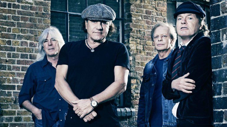 El líder de la consagrada banda AC/DC se bajó de la gira porque corre riesgo de quedar completamente sordo.