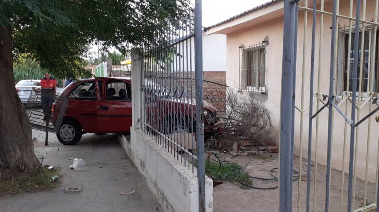 Borracho y sin licencia, incrustó su auto contra una vivienda