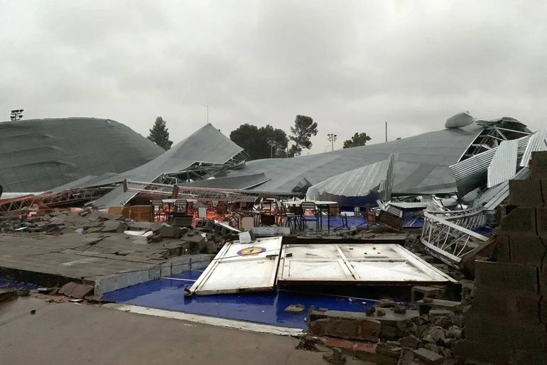 La localidad bonaerense de Bahía Blanca sufrió la 13 muertes e inmumerables destrozos en varias zonas de la ciudad a causa del temporal. Foto: Télam.