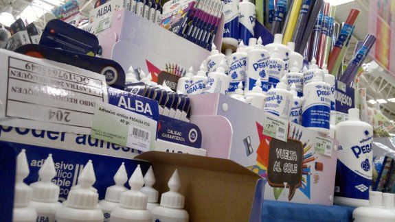 Los útiles escolares ya se muestran en las librerías y los supermercados de Neuquén, pero con precios mucho más altos que los del año pasado.