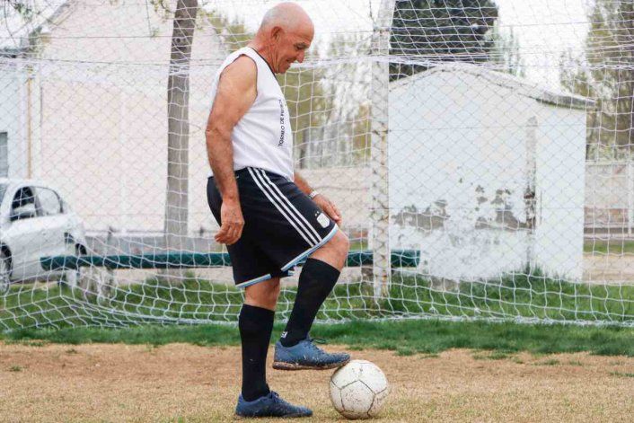 El futbolista más longevo del mundo: tiene 74 años y juega en Don Pedro