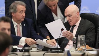 La Cámara de Diputados sesiona en plenario de comisiones para discutir la Ley Ómnibus. El diputado José Luis Espert durante la reunión. Foto NA. La Cámara de Diputados sesiona en plenario de comisiones para discutir la Ley Ómnibus. El diputado José Luis Espert durante la reunión. Foto NA.