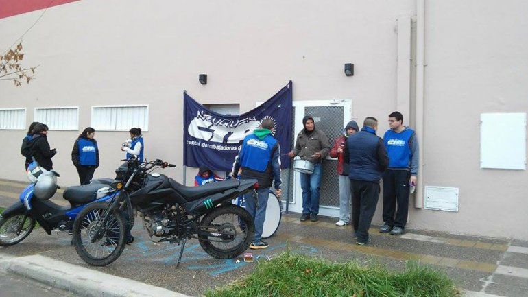 Manifestantes reclaman la reincorporación de trabajadores.
