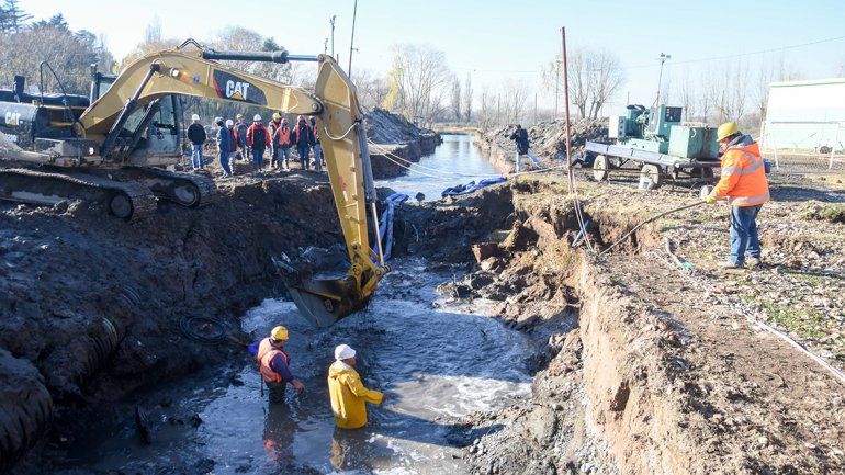 Siguen los trabajos en el caño roto y el EPAS dijo que a la tarde volverá el agua en el este