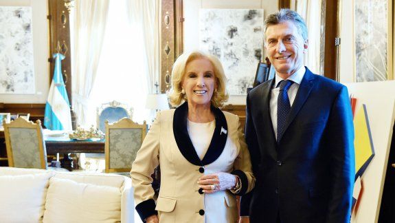 Mirtha Legrand y Mauricio Macri, ayer, en el despacho presidencial.
