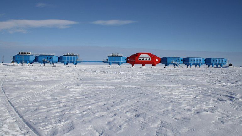 Se desprende un iceberg con una base británica arriba
