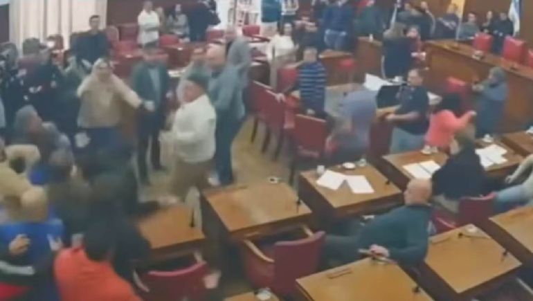 Un debate por la regulación de las Apps de transporte en Mar del Plata terminó a las trompadas.