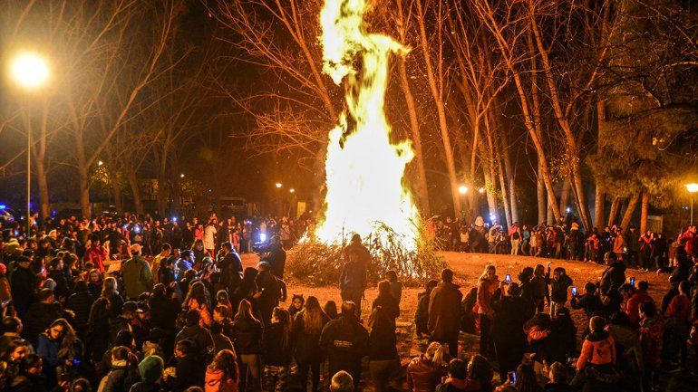 Fuego que une: Río Grande renovó la tradicional fogata de San Juan