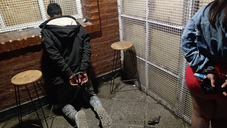 Intentó entrar a un boliche cipoleño con un arma y terminó detenida