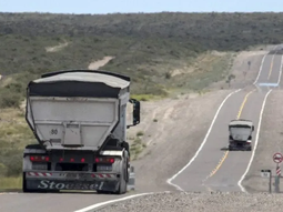La Dirección de Vialidad Rionegrina avanzó con una serie de infracciones para camioneros y empresas de transporte. Foto: Archivo. La Dirección de Vialidad Rionegrina avanzó con una serie de infracciones para camioneros y empresas de transporte. Foto: Archivo.