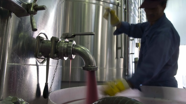 Las exportaciones de vino a granel crecieron un 55,7% en febrero de 2026 impulsando el volumen total. | LM Neuquen Las exportaciones de vino a granel crecieron un 55,7% en febrero de 2026 impulsando el volumen total.