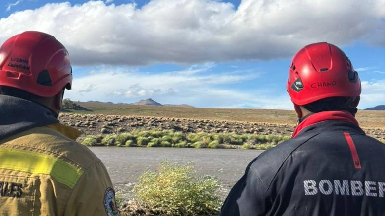 Todos miran al río: la inquietante teoría de la desaparición del abuelo | LM Neuquen Todos miran al río: la inquietante teoría de la desaparición del abuelo