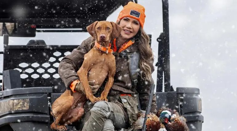 Kristi Noem con su nuevo perro. Kristi Noem con su nuevo perro.