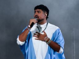 La presentación de Yoel Hernández en la cuarta luna del Festival de Cosquín cerró con un conmovedor homenaje a los voluntarios que pelean contra las llamas en la comarca andina. La presentación de Yoel Hernández en la cuarta luna del Festival de Cosquín cerró con un conmovedor homenaje a los voluntarios que pelean contra las llamas en la comarca andina.