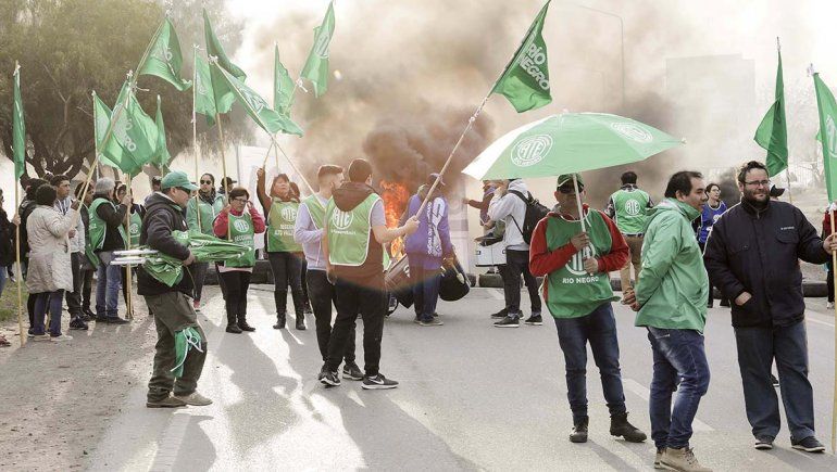 ATE Río Negro protesta en los puentes carreteros