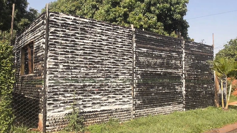 Una casa hecha de botellas de vidrio recicladas.