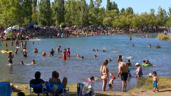 Navidad en el río Limay: rescataron a dos jóvenes en una embarcación