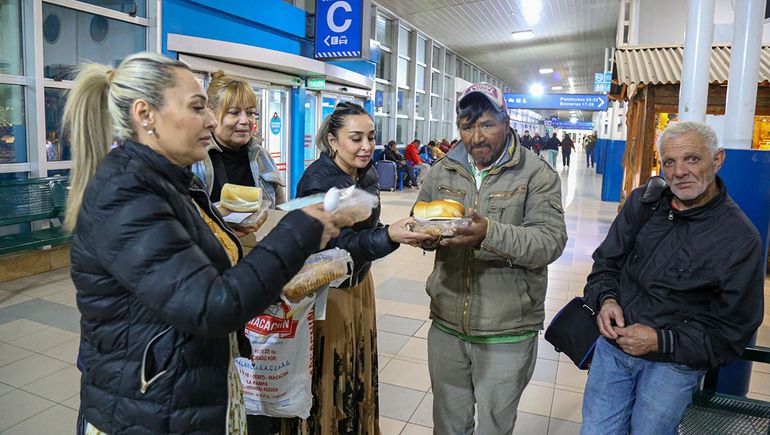 La gitana que reparte comida entre las personas en situación de calle en Neuquén.