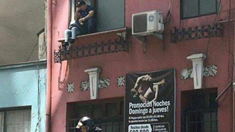 Algunas parejas tuvieron que escaparse por las ventanas.