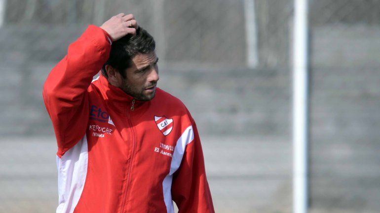 Incertidumbre en los entrenadores de Independiente y Cipolletti. Deberán esperar para armar sus equipos.