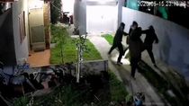 Encapuchados ingresaron durante la noche a la vivienda de Santa Clara del Mar y atacaron a la pareja en medio de un violento intento de robo. Encapuchados ingresaron durante la noche a la vivienda de Santa Clara del Mar y atacaron a la pareja en medio de un violento intento de robo.
