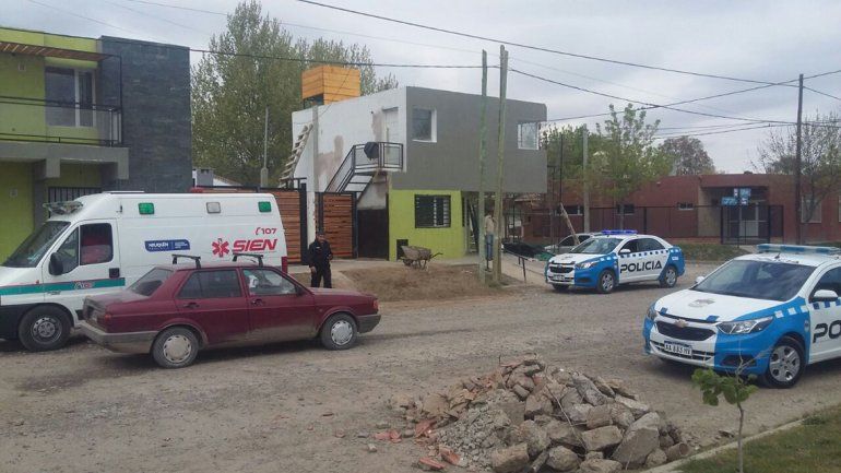 Un obrero recibió una descarga cuando pintaba una casa