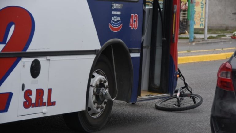 La bicicleta quedó abajo del paragolpes del colectivo de La 22