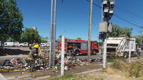 Tiró toda la basura a la calle para evitar que se queme el camión