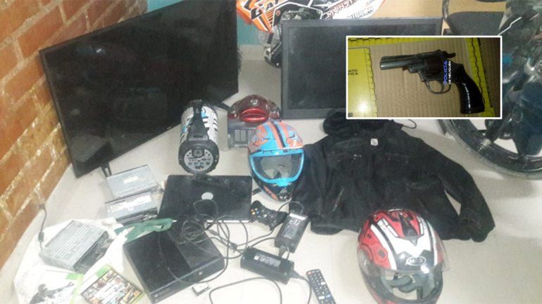 Lo acusaron por tener un botín y armas en su casa