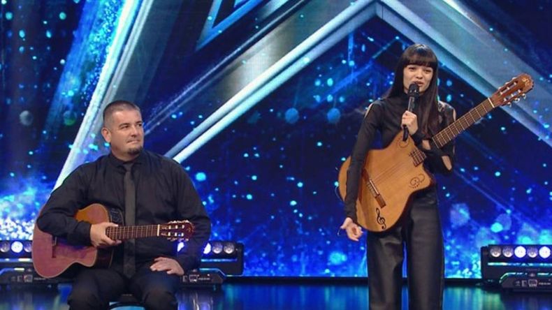 La neuquina que brilló en Got Talent: toca la guitarra por un mensaje de su abuelo muerto