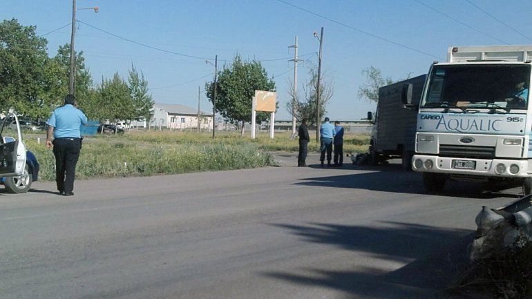 Camión de la Policía chocó a una moto cuando entraba a la U11