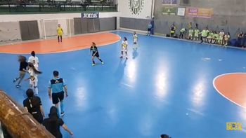 escandalo: una jugadora de futsal de boca fue agredida por una espectadora escandalo: una jugadora de futsal de boca fue agredida por una espectadora