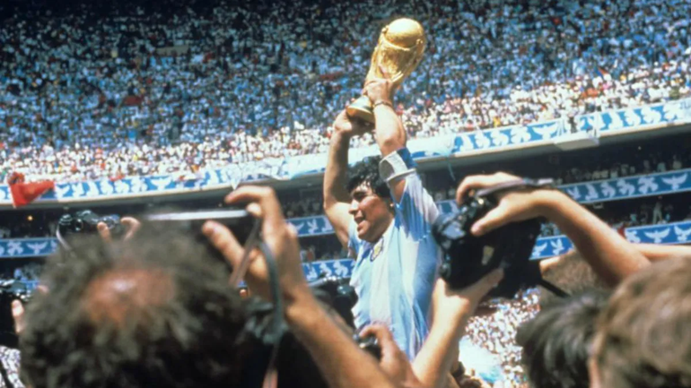 Con Maradona como protagonista: el emotivo homenaje a las glorias que ya no están