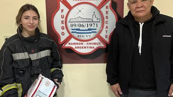 Martina Costanzo, bombera voluntaria de 15 años premiada en Rawson. Martina Costanzo, bombera voluntaria de 15 años premiada en Rawson.
