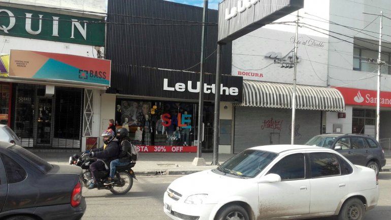 El robo ocurrió en la tienda de Olascoaga al 200 poco antes del mediodía.