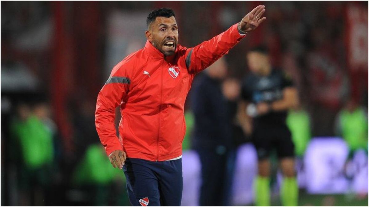 La furia de Carlos Tevez con los hinchas de Independiente