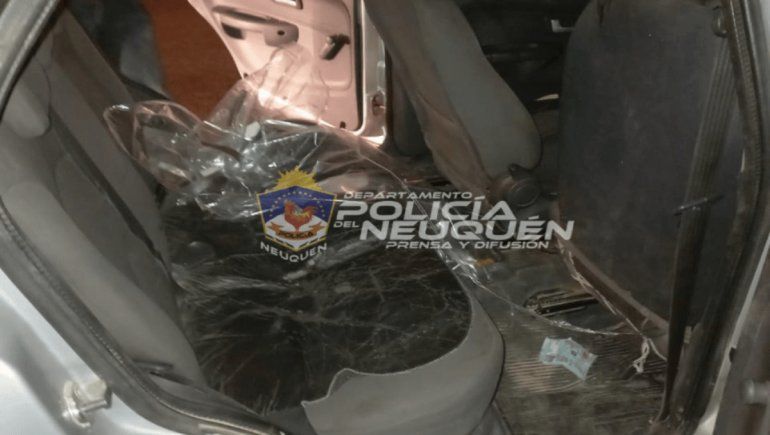 El violento generó varios destrozos dentro del habitáculo del taxi.