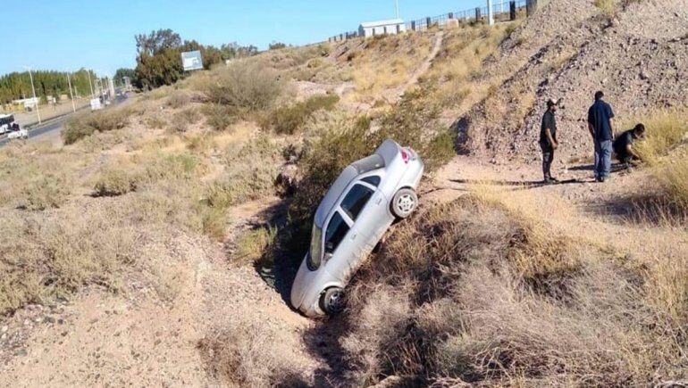 Un auto Chevrolet Classic cayó por un barranco