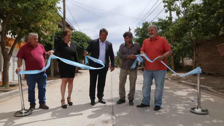 Avanzan las obras de asfalto en el oeste neuquino