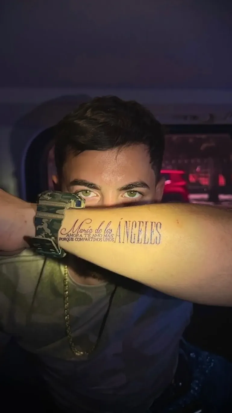 El tattoo hace referencia a la situación límite que atravesaron juntos los artistas. El tattoo hace referencia a la situación límite que atravesaron juntos los artistas.