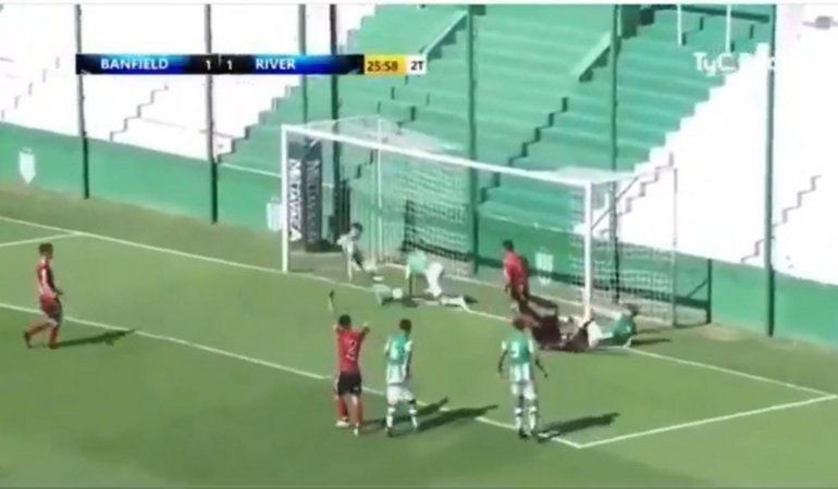 Nunca visto: el insólito gol errado por la reserva de Banfield ante River