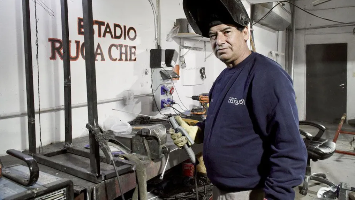 Buca, en su puesto de trabajo en los talleres del Ruca Che.