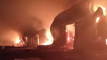 incendio en un deposito de yerba en corrientes: mas de tres millones de kilos perdidos incendio en un deposito de yerba en corrientes: mas de tres millones de kilos perdidos