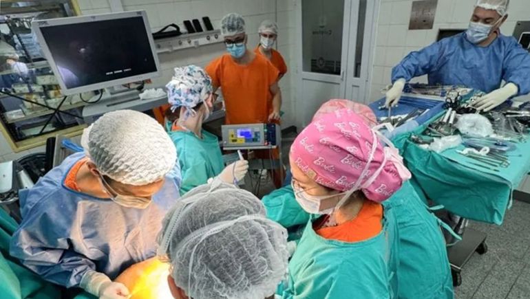 Un equipo del Castro Rendón practicó una compleja cirugía a un joven.