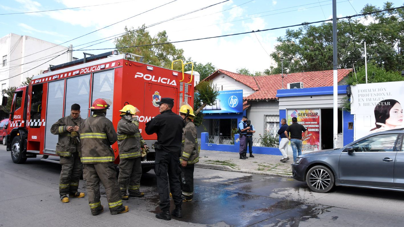 Quemaron maderas viejas y casi provocan un grave incendio