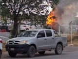 Se incendió una camioneta en el estacionamiento de un supermercado en Neuquén