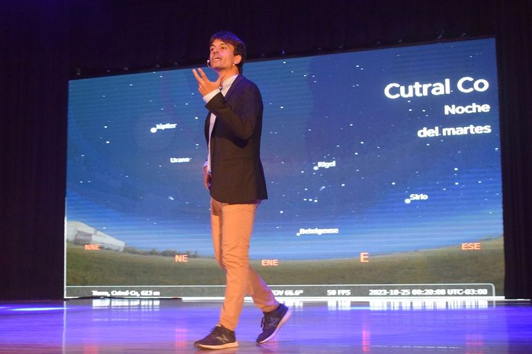 El periodista Ezequiel Brahim brindó una charla sobre astronomía que entusiasmó al pueblo de Cutral Co. El periodista Ezequiel Brahim brindó una charla sobre astronomía que entusiasmó al pueblo de Cutral Co.