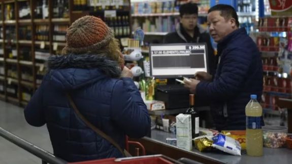 Advierten por circulación de billetes falsos en los supermercados chinos