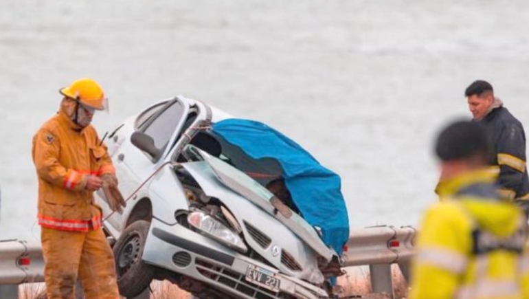 El Megane en el que iban los dos fallecidos quedó montado sobre un guardrail, con los cuerpos dentro. El Megane en el que iban los dos fallecidos quedó montado sobre un guardrail, con los cuerpos dentro.